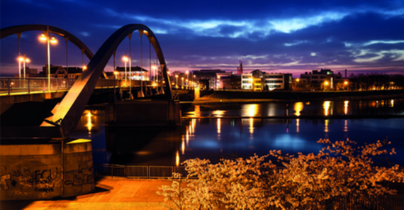 Brücke in einer Stadt bei Nacht